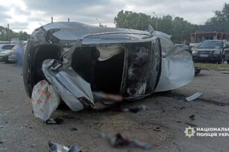 У Полтаві Tesla влетіла в парковку, є постраждалі
