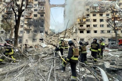 У Києві ракета РФ пробила дев’ять поверхів будинку
