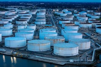 Нафтові резерви США впали до річного мінімуму