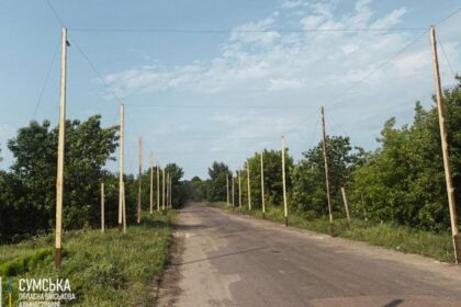 На Сумщині над дорогами натягують антидронові сітки
