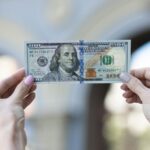 Українці почали активніше купували валюту у травні