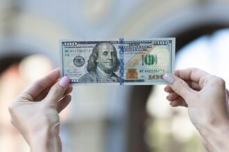 Українці почали активніше купували валюту у травні