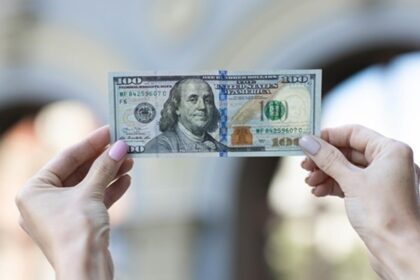 Українці почали активніше купували валюту у травні