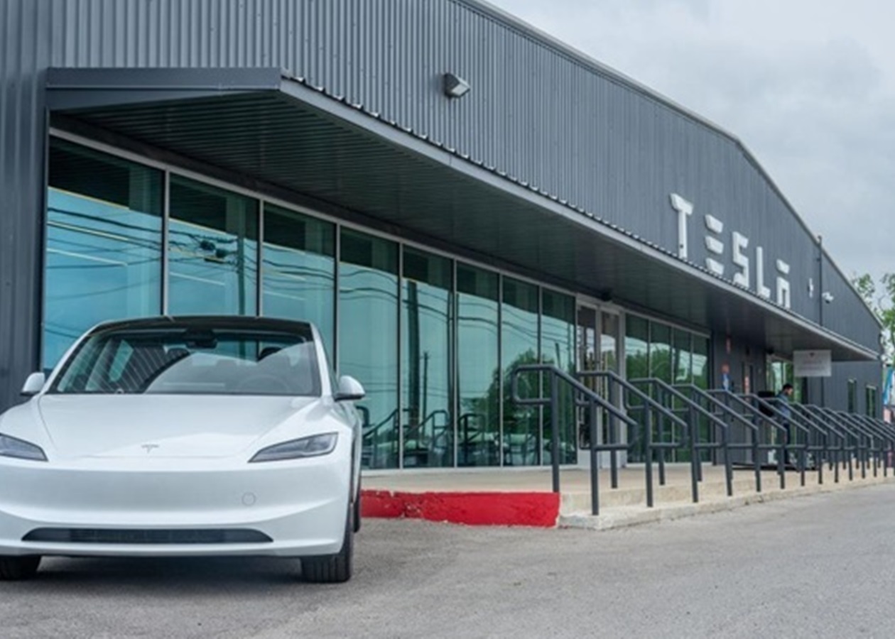 Франція зобов'язала Tesla припинити оманливу рекламу