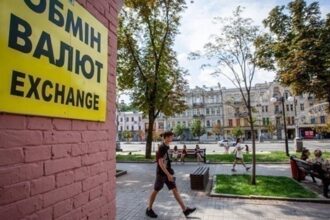 Долар впав в обмінниках, євро - стабілізувався