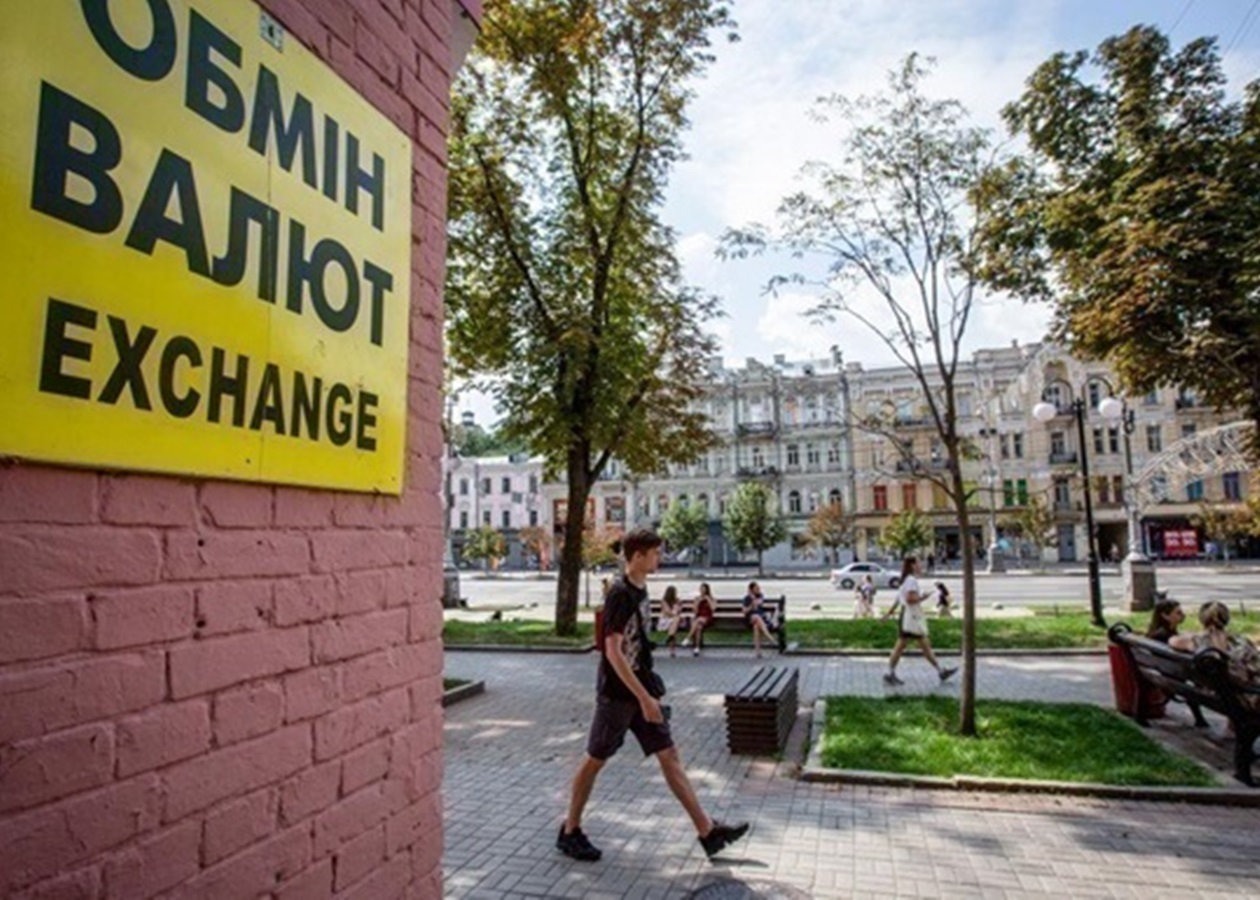Долар впав в обмінниках, євро - стабілізувався