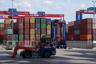 Європейські порти переповнені через мита Трампа