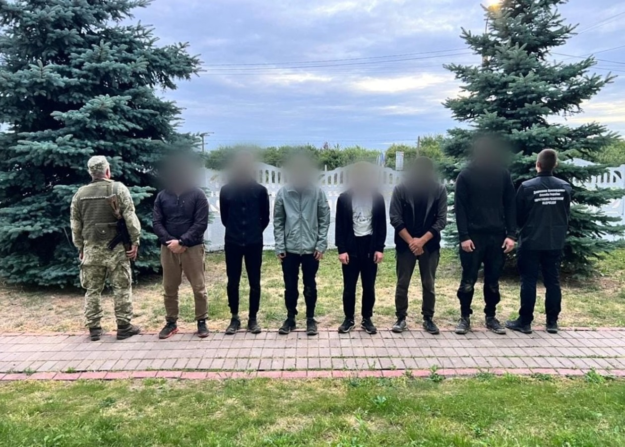 Йшли в Угорщину: прикордонники викрили групу порушників