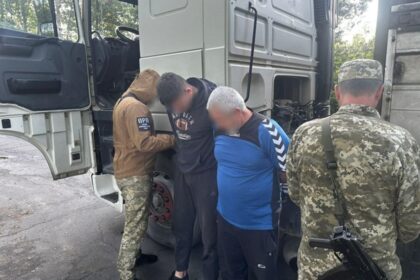 На Рівненщині прикордонники виявили порушника у фурі під ліжком