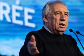 Уряд Франції пережив черговий вотум недовіри