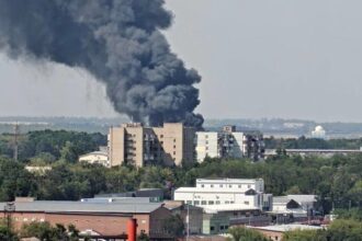 В Ростові на складі спалахнула величезна пожежа