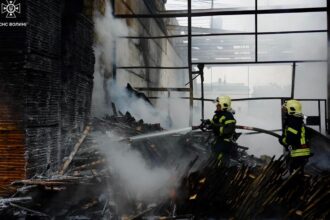 Наймасштабніший обстріл Луцька: рятувальники ліквідували пожежу