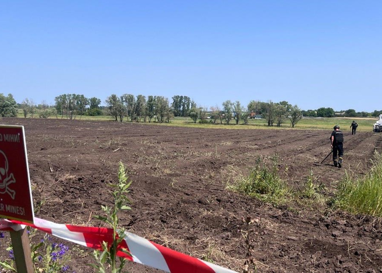 На Херсонщині росіяни скинули вибухівку на комбайн, є постраждалий - ОВА