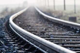 На Харківщині через негоду поїзд повертає назад, інші затримуються