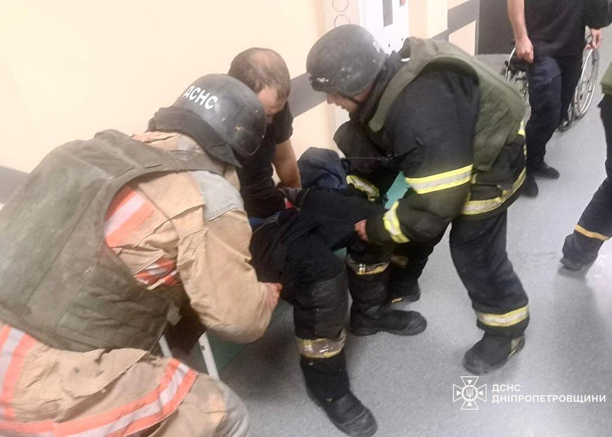 У Нікополі росіяни атакували рятувальників: п'ятеро постраждалих