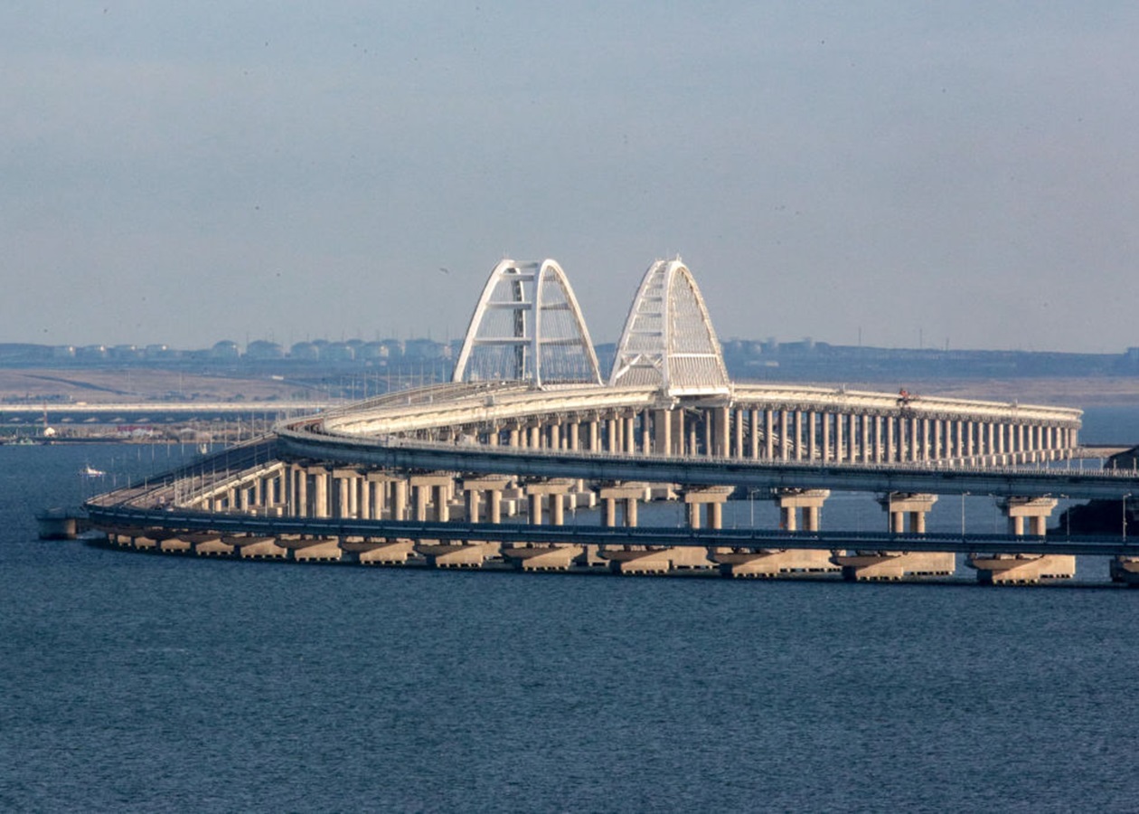 Затор з авто на Кримському мосту встановив рекорд - 22 кілометри