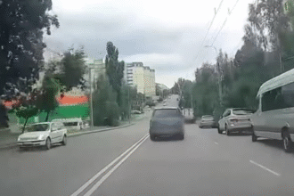 У Рівному п'яний водій врізався в магазин, тікаючи від патрульних