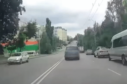 У Рівному п'яний водій врізався в магазин, тікаючи від патрульних