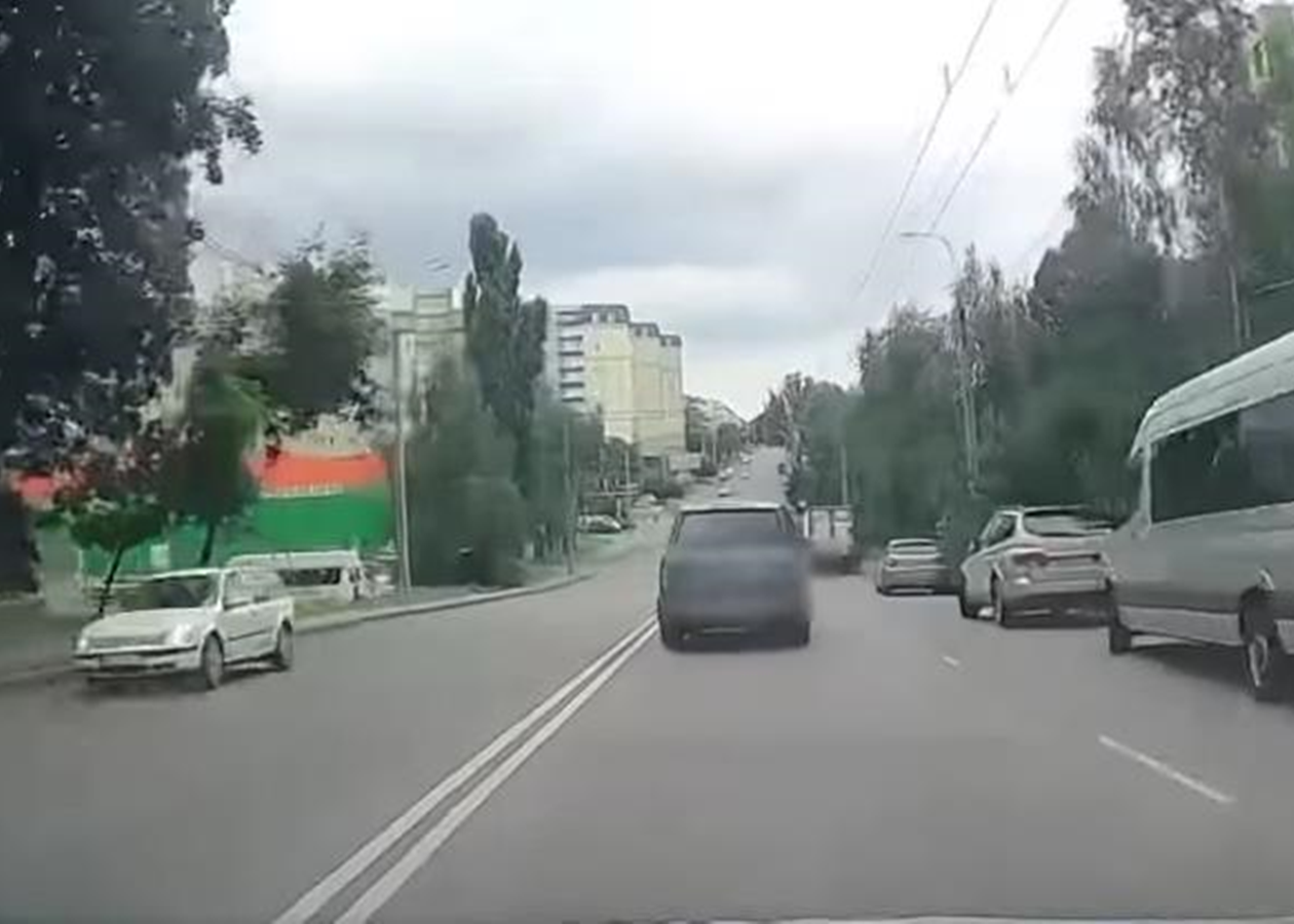 У Рівному п'яний водій врізався в магазин, тікаючи від патрульних
