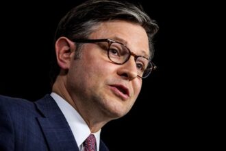 Спікер Джонсон розповів про долю законопроєкту про "драконівські санкції"