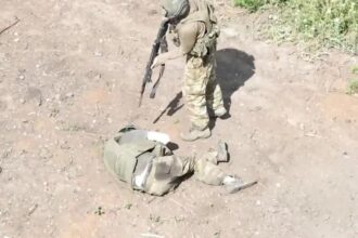 З'явилось відео, як військовий РФ убив пораненого
