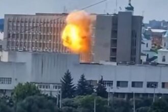 Дрон поцілив по будівлі ОВА в Сумах