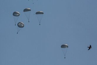 Ізраїль відновив скидання гумдопомоги у Газі