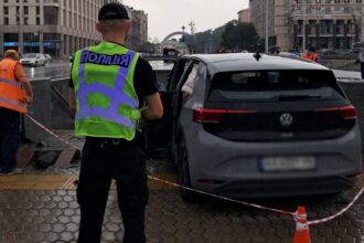 У Києві електромобіль влетів у підземний перехід, водія госпіталізовано