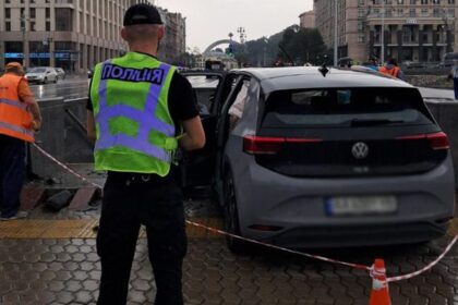 У Києві електромобіль влетів у підземний перехід, водія госпіталізовано