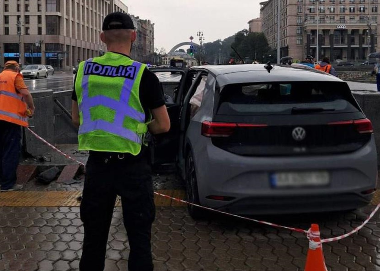 У Києві електромобіль влетів у підземний перехід, водія госпіталізовано