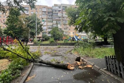 Негода в Києві: підтоплені багато вулиць і станція метро