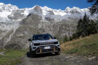 Jeep Avenger досяг 200 тисяч замовлень та отримав повнопривідну версію 4xe