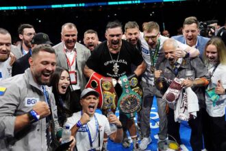 Усик прибув до України після перемоги в реванші