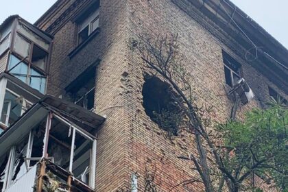 Київ після атаки: у стіні будинку величезна діра