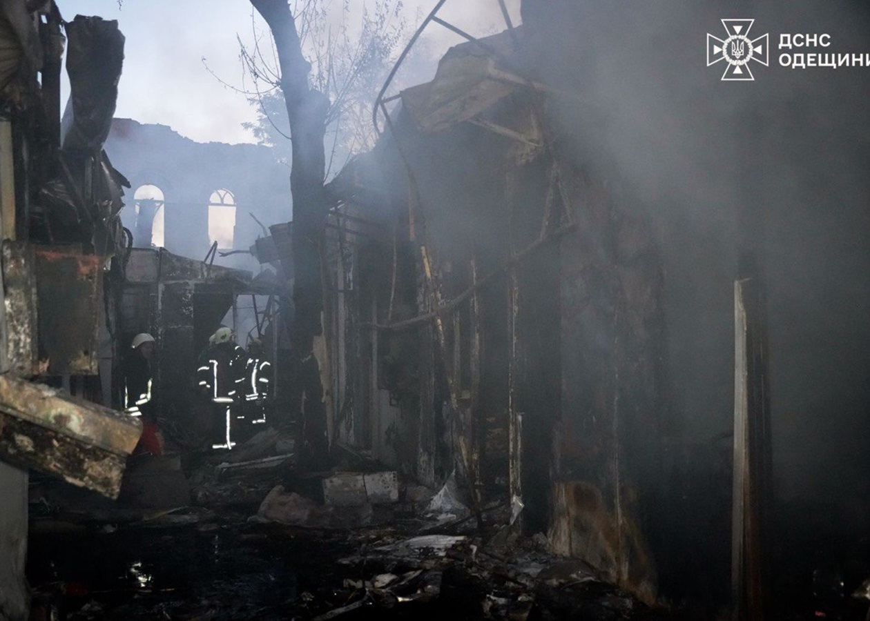 Обстріл Одещини: горіли радіоринок і гуртожиток