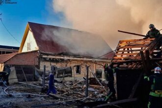 На Київщині через обстріл пошкоджено будинки і автомобілі