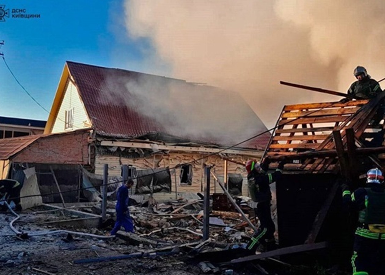 На Київщині через обстріл пошкоджено будинки і автомобілі