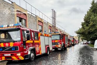 У Львові горить готель Власта: триває евакуація
