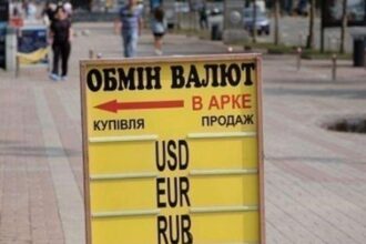 Курс долара знижується в обмінниках, євро зростає