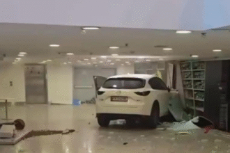 Автомобіль влетів у ТРЦ Ocean Plaza в Києві