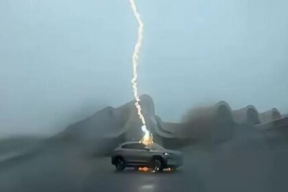 У Китаї електромобіль витримав три удари блискавки поспіль на відео