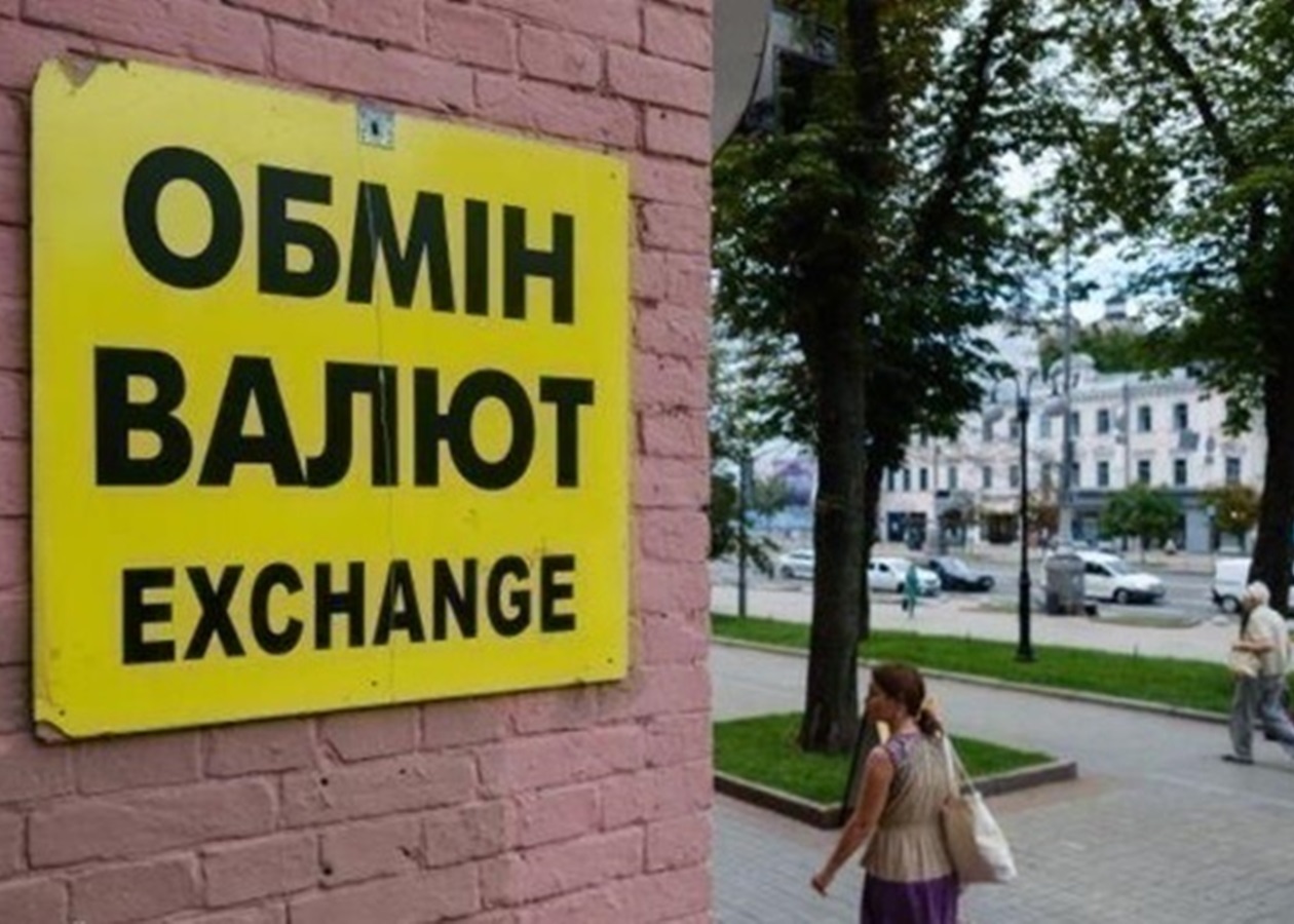 Долар стабільний в обмінниках, євро - йде вгору