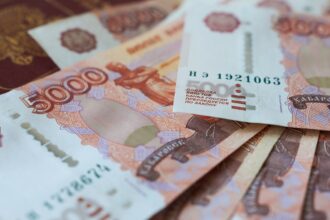 Росіяни виносять мільярди готівки з банків через перебої з інтернетом