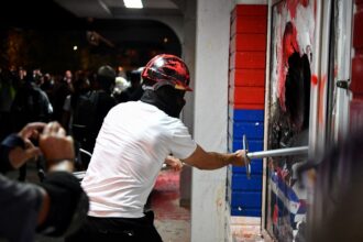 Протести у Сербії переросли у сутички і погроми