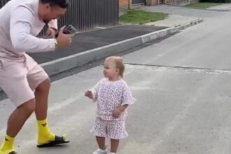 Усик розчулив танцями з однорічною донечкою