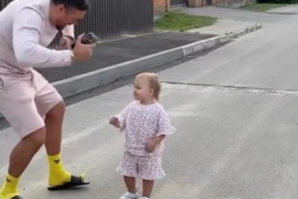 Усик розчулив танцями з однорічною донечкою