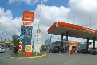 У Криму почали продавати бензин за талонами