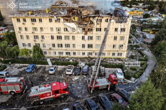 З’явилося відео удару по багатоповерхівці Харкова