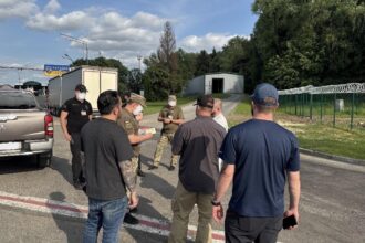 Кількох українських мігрантів видворили зі США