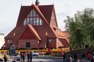 У Швеції перевозять на нове місце 600-тонну старовинну церкву